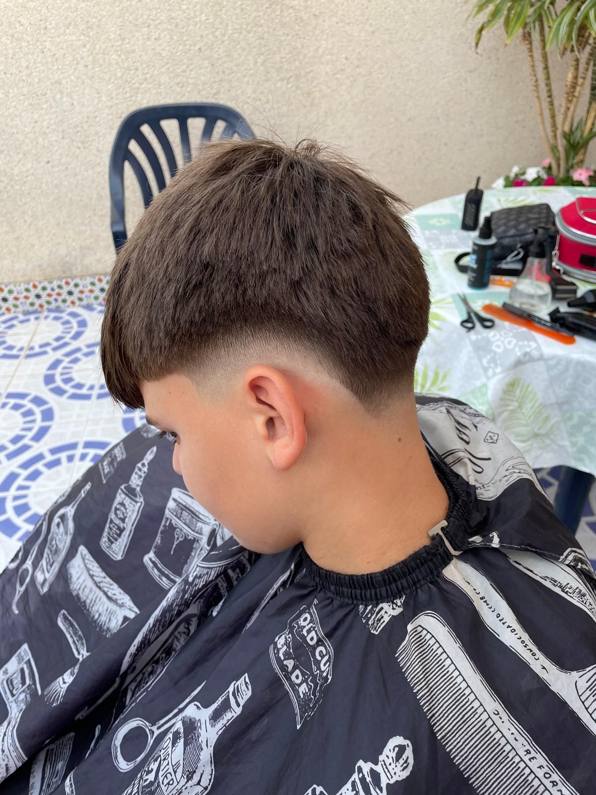 Crop texturizado con flequillo y mid fade marcado en el lateral, hecho en terraza.