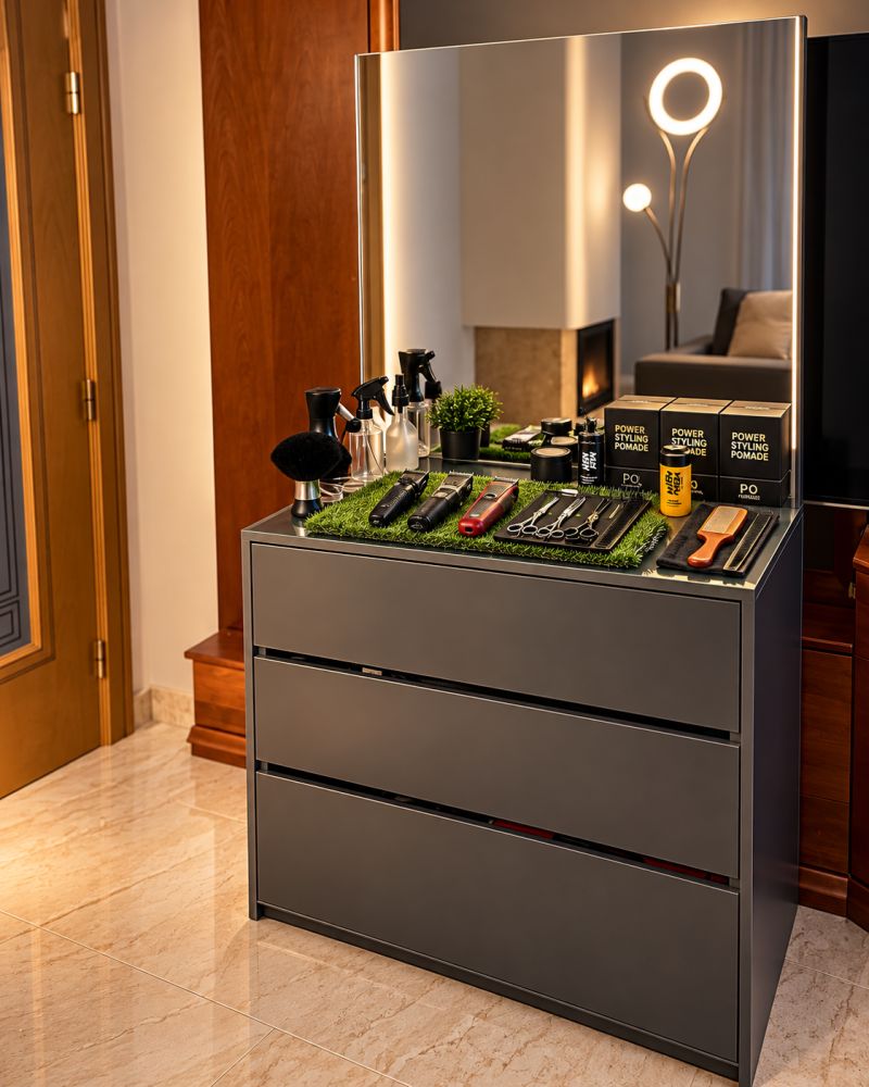 El estudio de ILLAN BARBERS: tocador con espejo iluminado y herramientas de barbería